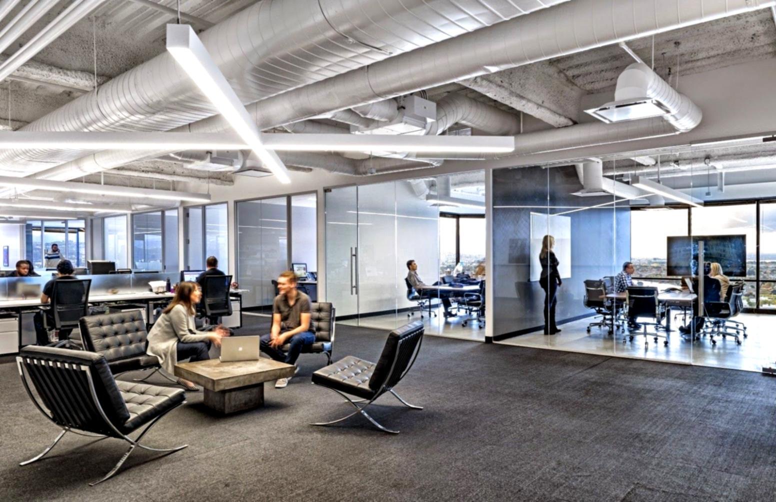 Participanți la seminar discutând și ascultând activ